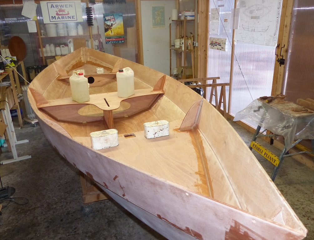 Nous collons ensuite les trois si&egrave;ges apr&egrave;s avoir d&eacute;coup&eacute; l'&eacute;bauche de l'ouverture du puits de d&eacute;rive &agrave; travers le si&egrave;ge central. 