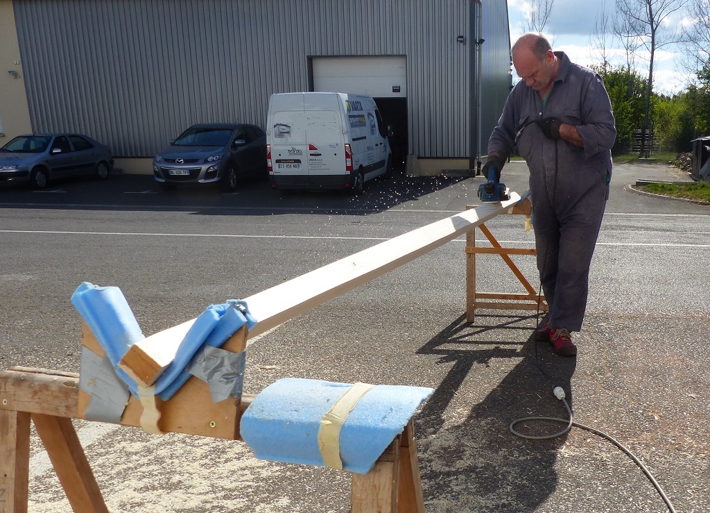 Et nous avan&ccedil;ons le travail sur le fa&ccedil;onnage des espars. Ici, Pierre commence la cr&eacute;ation d'une cinqui&egrave;me face sur le m&acirc;t au rabot &eacute;lectrique. 