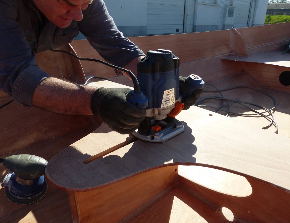 Pierre termine &agrave; la d&eacute;fonceuse l'ouverture du haut du puits de d&eacute;rive. 