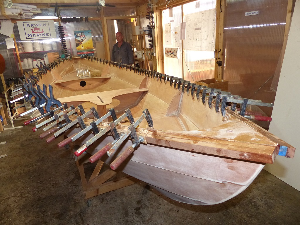 Puis nous collons les listons, qui sont constitu&eacute;s chacun de deux lattes de sapelli superpos&eacute;es. 