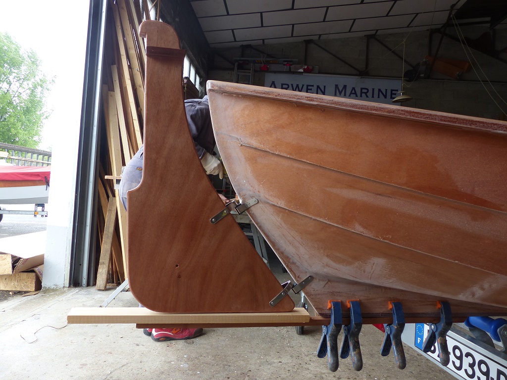 Nous fixons les ferrures du gouvernail : notez que celui-ci repose sur une latte tenue dans le prolongement de l'aileron. Le bout de tasseau en bois blanc de 18 mm d'&eacute;paisseur donne une petite marge de s&eacute;curit&eacute; pour que le bas de ce gouvernail ne touche pas lorsque le Skerry talonnera. 