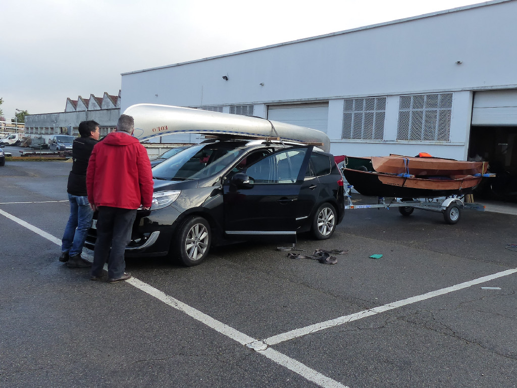 Vendredi 29 avril, nous chargeons le cano&euml; "Eolo" de Marco sur le toit de la nouvelle Arwenmobile (la pr&eacute;c&eacute;dente ne passait plus le contr&ocirc;le technique), &agrave; laquelle j'ai d&eacute;ja attel&eacute; la remorque sur laquelle nous avons charg&eacute; le Skerry &agrave; d&eacute;rive pivotante surmont&eacute; du Wood Duck 12 et du Mill Creek 13 : en route pour le lac du Der ! 