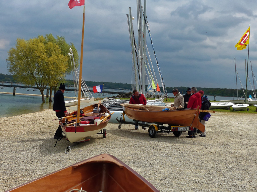 Les premiers bateaux sont d&eacute;ja l&agrave;, malgr&eacute; le ciel mena&ccedil;ant. On voit ici le Skerry "Pirate du Rh&ocirc;ne" et le tout nouveau Skerry Raid "La Marie Pupuce II" de G&eacute;rard, qui n'a encore jamais touch&eacute; l'eau ! 