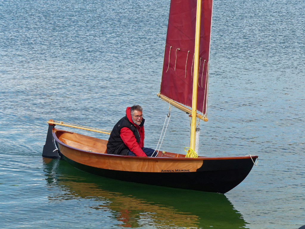 Et je fais de m&ecirc;me avec le Skerry &agrave; d&eacute;rive pivotante. Je suis tr&egrave;s content car la d&eacute;rive plus courte de corde mais plus profonde et de profil plus &eacute;pais (donc mieux profil&eacute;e) permet au Skerry de faire un bien meilleur pr&egrave;s qu'avec sa d&eacute;rive sabre standard. 