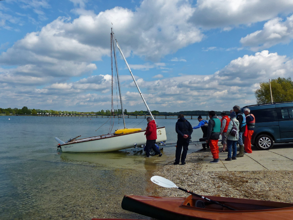 Francis lance son tout nouveau "Valhalla", dont le gr&eacute;ement fraichement install&eacute; n'a pas encore &eacute;t&eacute; test&eacute; sur l'eau. 