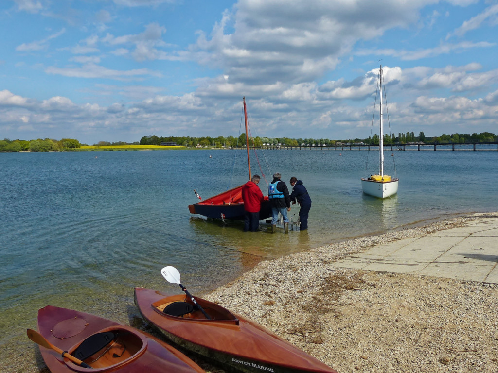 Nous mettons à l'eau le Dinghy Mirror "Mussel" de Marc, qui fête ses 50 ans cette année (Mussel, pas Marc). 
