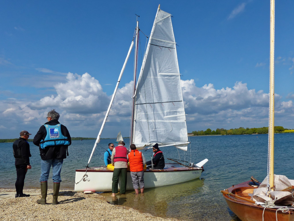 Francis envoie la grand-voile de "Valhalla". 
