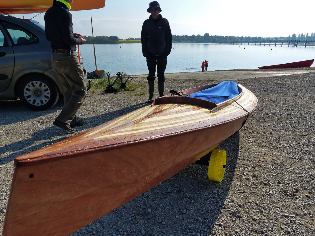 Samedi matin, changement d'ambiance : calme plat et grand soleil. Une petite brise se lèvera bientôt, et ce sera une belle journée de navigation. Au premier plan, le magnifique Mill Creek 16.5 hybride que Pierre vient à peine de finir de vernir. 