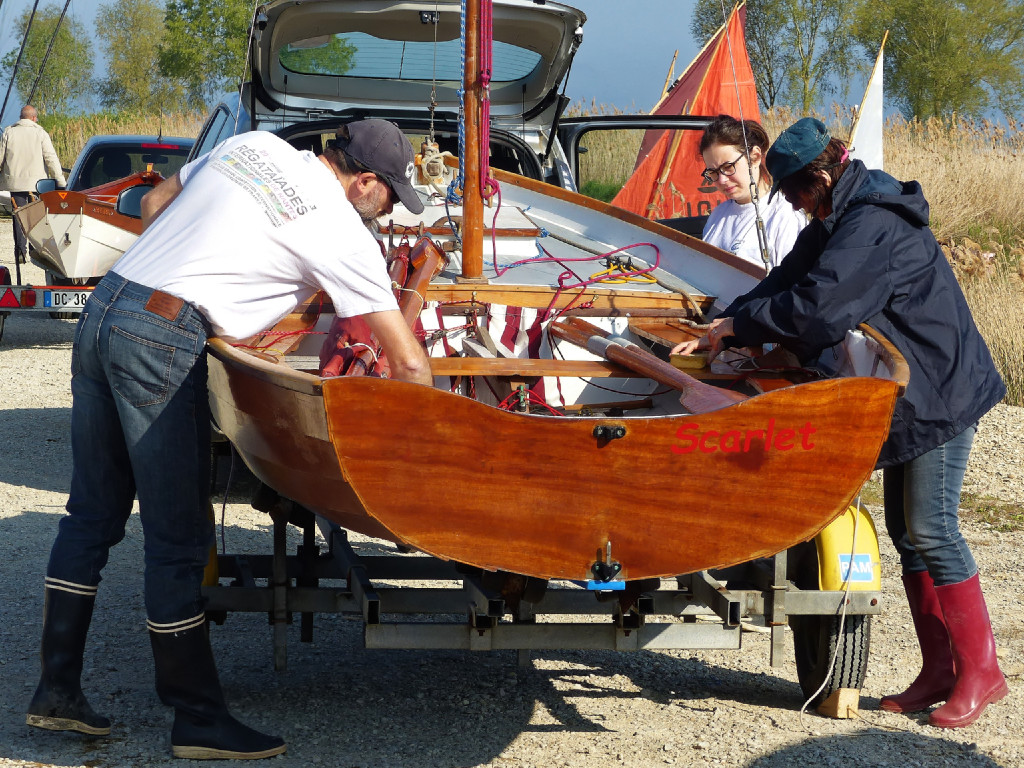 Le joli et tr&egrave;s efficace "Scarlet" a fait tout le chemin depuis Nantes, mais le record de la plus longue distance parcourue est partag&eacute; par Didier, qui vient de Brest avec son "ExploRAMEur" et Jean-Loup avec "Seil-Tic", &eacute;galement brestois (800 km aller simple).
