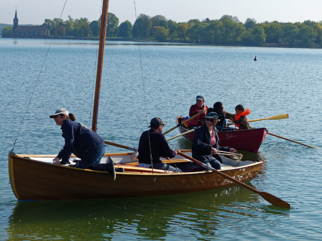 On s'entraine aussi &agrave; l'aviron sur "Scarlet", dont l'&eacute;quipage se navigue aussi sur une Yole de Bantry. 