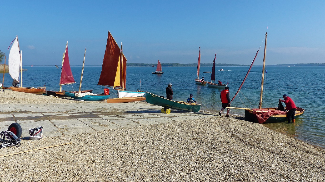 En regardant ces images, je me demande s'il y a des choses aussi agréables à faire que de s'amuser avec ces petits bateaux sous le soleil... 
