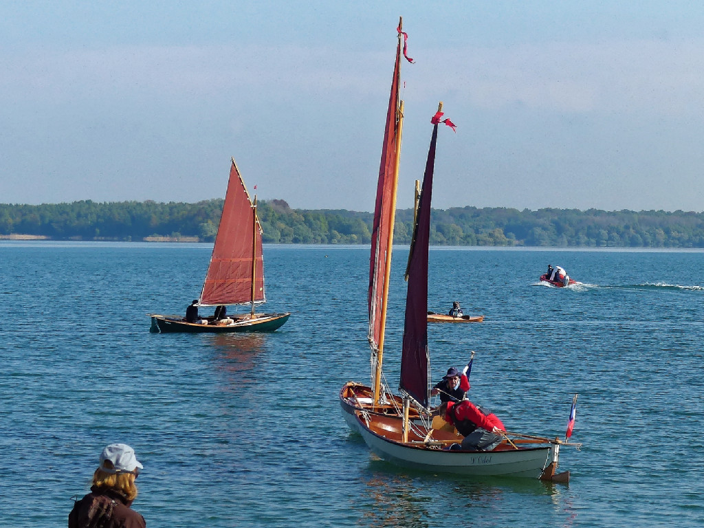 Une petite brise de force 1 &agrave; 2 s'est lev&eacute;e est nous partons mouiller trois bou&eacute;es pour r&eacute;gater peut-&ecirc;tre (finalement non).