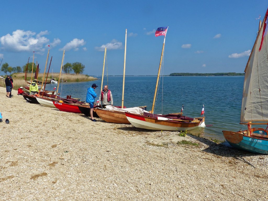 On met en ligne tous les Skerry pour faire la photo du Guiness Book : nous croyions avoir réuni pour la première fois au monde 9 Skerry, dont deux Skerry Raid... Mais en fait, l'an dernier, nous en avions un de plus : 8 Skerry standard, 1 Skerry Raid et "Gandalf". 