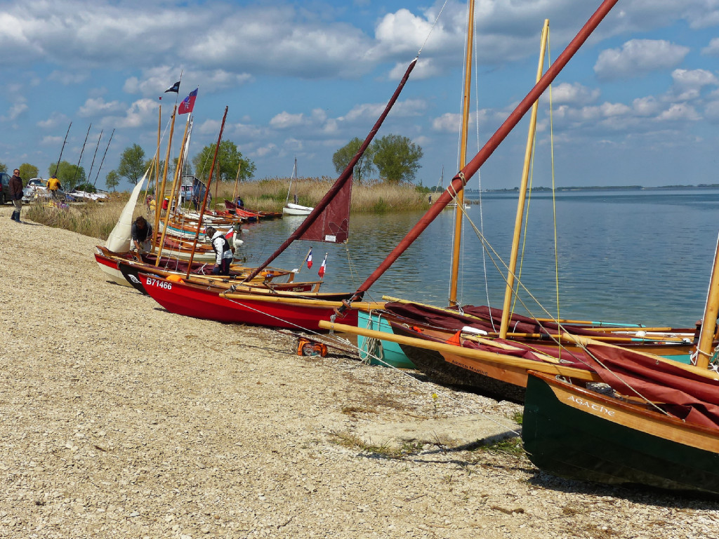 De droite &agrave; gauche : "Agathe", le Skerry Arwen Marine, "Silmaril", "Bahari", "Na&iuml;ma", "Pirate du Rh&ocirc;ne", "M&eacute;aban", "Mounouf", et apr&egrave;s &ccedil;a devient difficile &agrave; dire. 