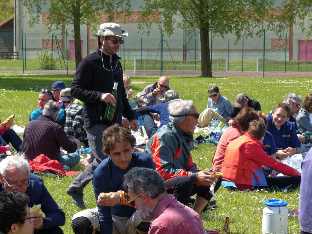 Moment convivial du pique-nique sur la prairie. 