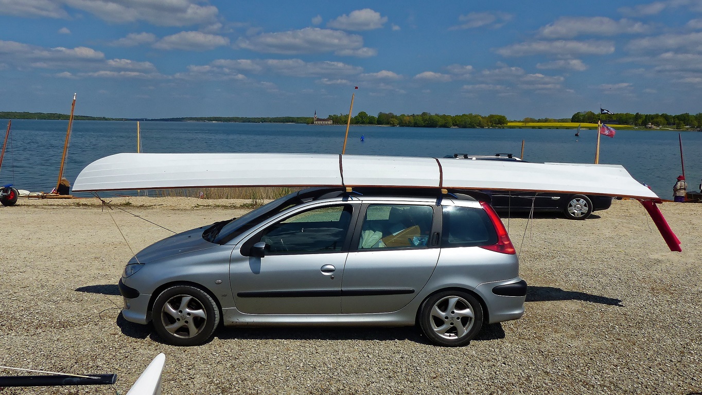 H&eacute;l&egrave;ne nous rejoint avec son Annapolis Wherry Tandem, toujours nettement plus long que sa voiture ! 