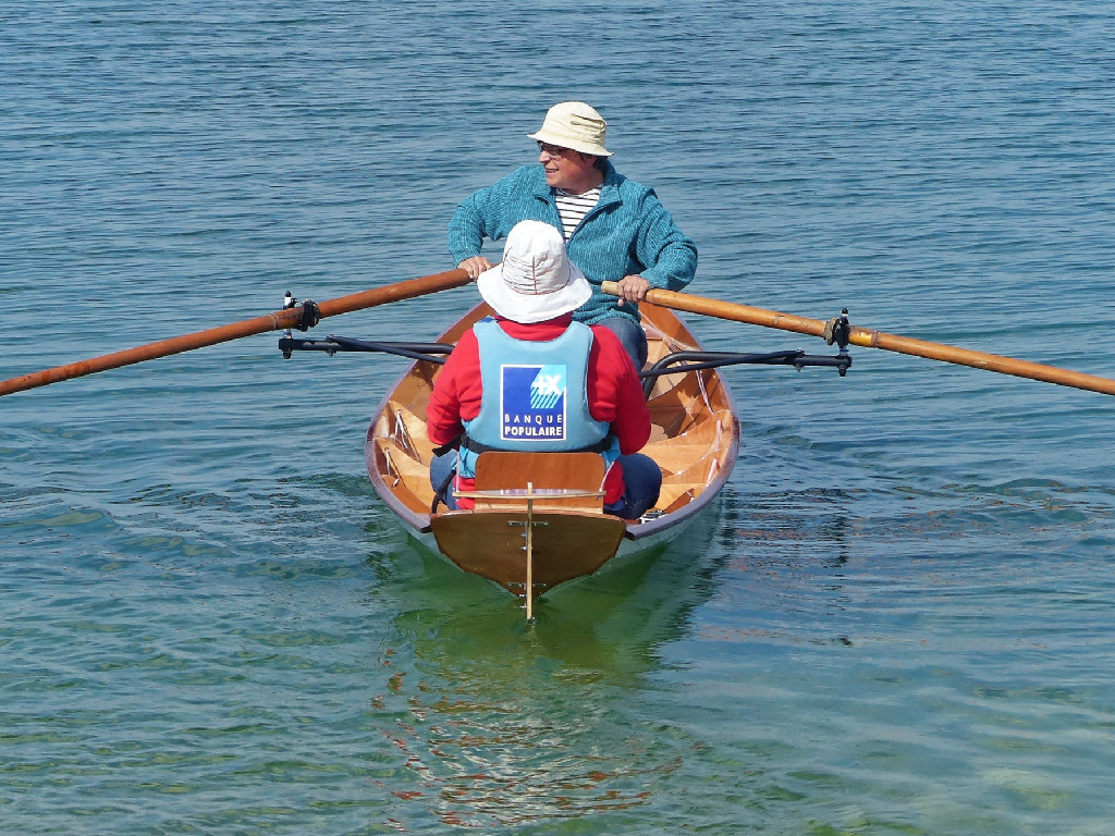 Le joli petit tableau arrière souligne la finesse de cette jolie coque. 