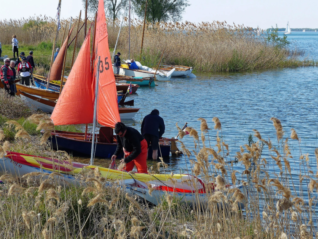 On s'affaire sur les bateaux, soit pour ranger pour la fin de journ&eacute;e, soit pour pr&eacute;parer une derni&egrave;re sortie. 