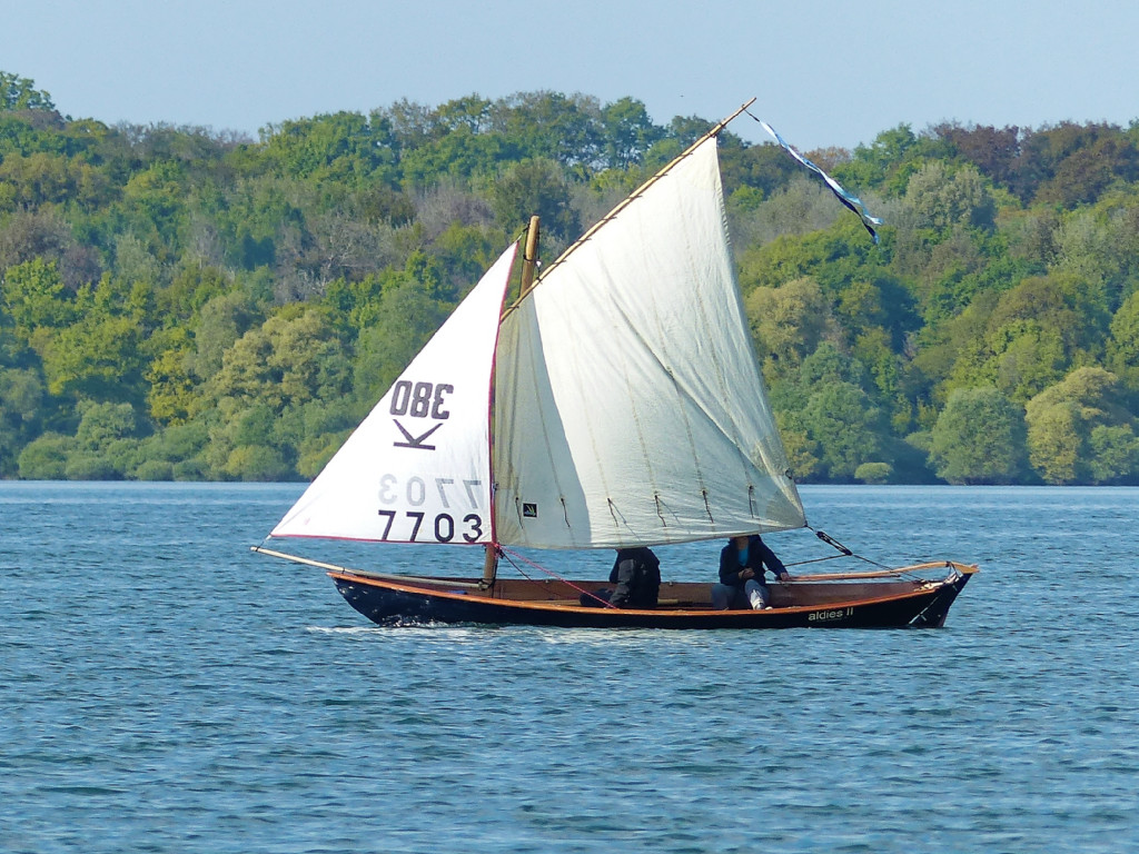 Martial a coup&eacute; un foc dans une vieille voile de planche et l'a install&eacute; sur son joli Doris 17 "Aldies II". Le r&eacute;sultat est tr&egrave;s positif selon Martial : gain substantiel de puissance et le bateau reste &eacute;quilibr&eacute; &agrave; la barre. 