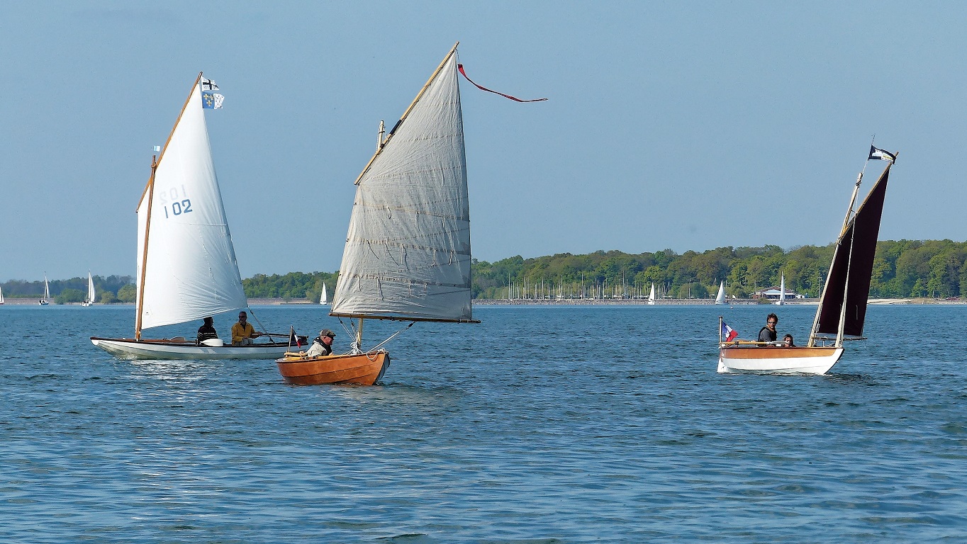 "Seil-Tic", "La Marie Pupuce II" et "Méaban", qui a aussi ajouté un petit foc à sa misaine. Là aussi, le déplacement du centre de voilure semble insensible. A se demander si nos petits bateaux n'auraient pas une dispense sur les lois aéro- et hydrodynamiques ! 