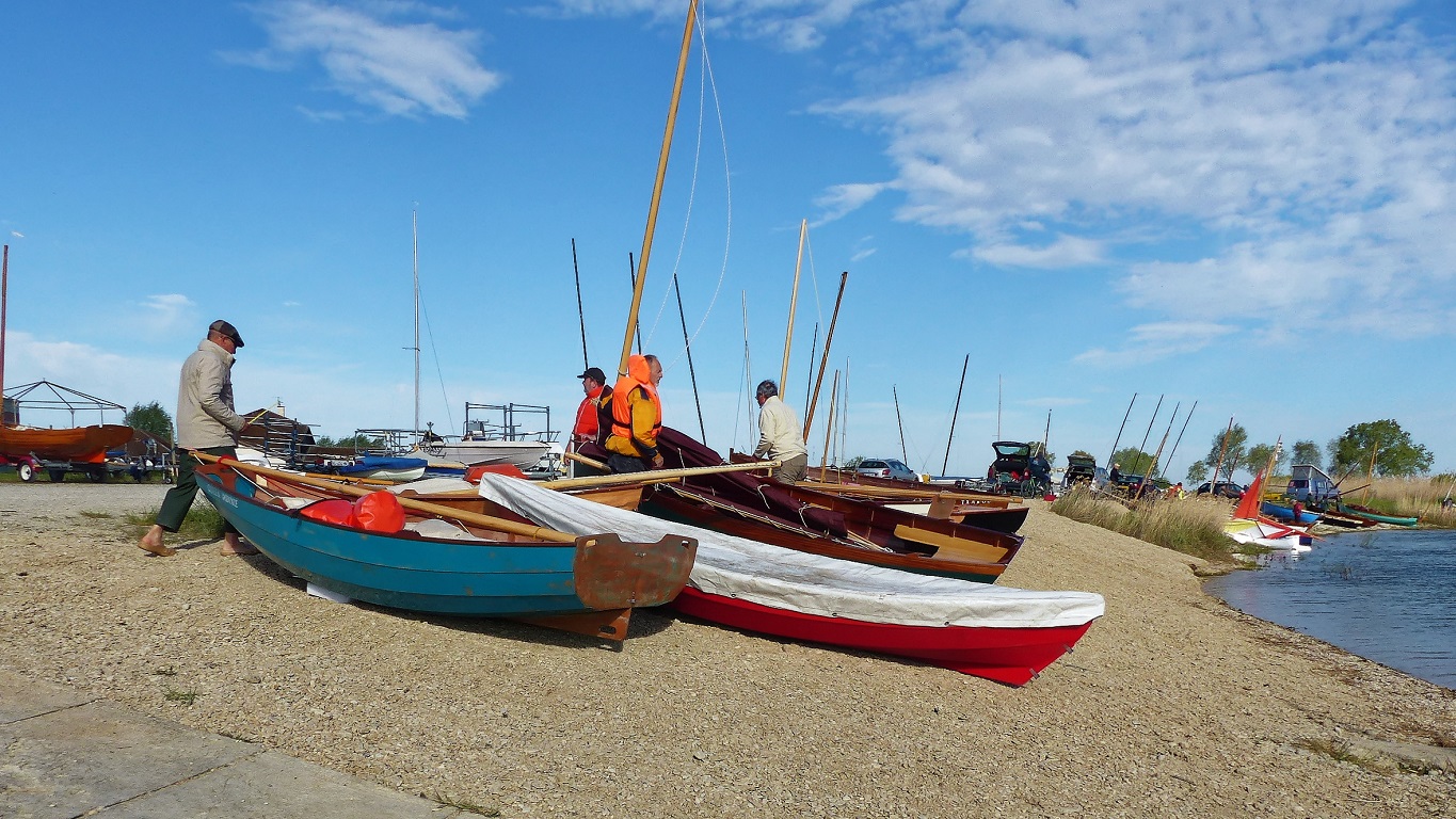 On remonte les bateaux assez haut car la météo nous annonce une forte brise pour demain matin et on craint le ressac. 