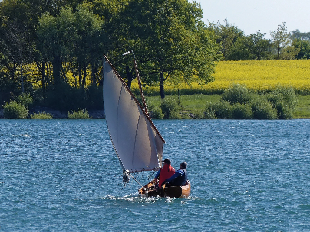 Le dimanche matin, la météo a tenu parole et nous avons un force 5 bien tassé qui refroidit une bonne partie des skippers. Ceux qui se lancent comme Lionel et son "Aber'Ouette" ont pris tous leurs ris. 