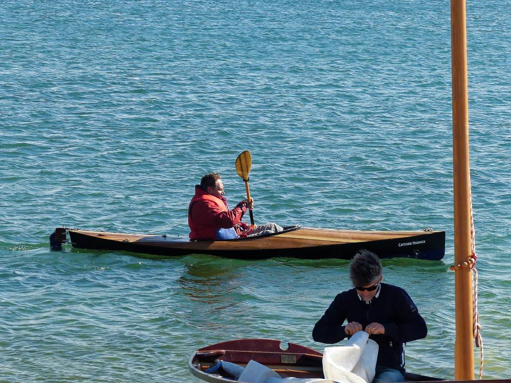 Christophe se joue du vent dans son Wood Duck, tandis qu'au premier plan, Christophe prend un ris sur son Seil. 