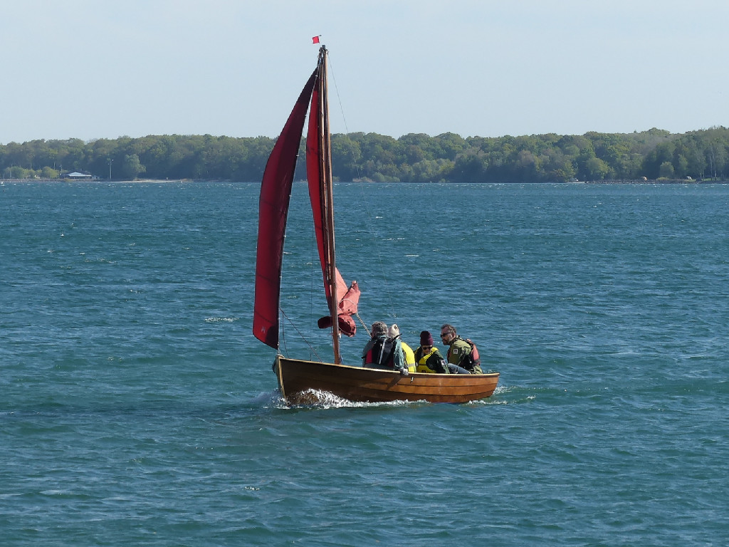 Nous avons demand&eacute; aux skippers de rester &agrave; proximit&eacute; du rivage afin de pouvoir intervenir plus rapidement en cas de p&eacute;pin, et du coup, comme le vent vient de terre, on navigue sur une eau plate malgr&eacute; la force du vent. 