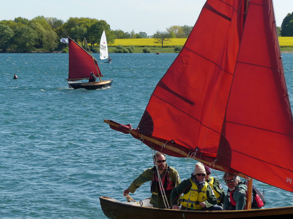 Je me lance &agrave; mon tour tandis que "Scarlet" accoste pour changer d'&eacute;quipage. Le Laser que l'on voit &agrave; l'arri&egrave;re-plan va chavirer dans moins d'une minute. 