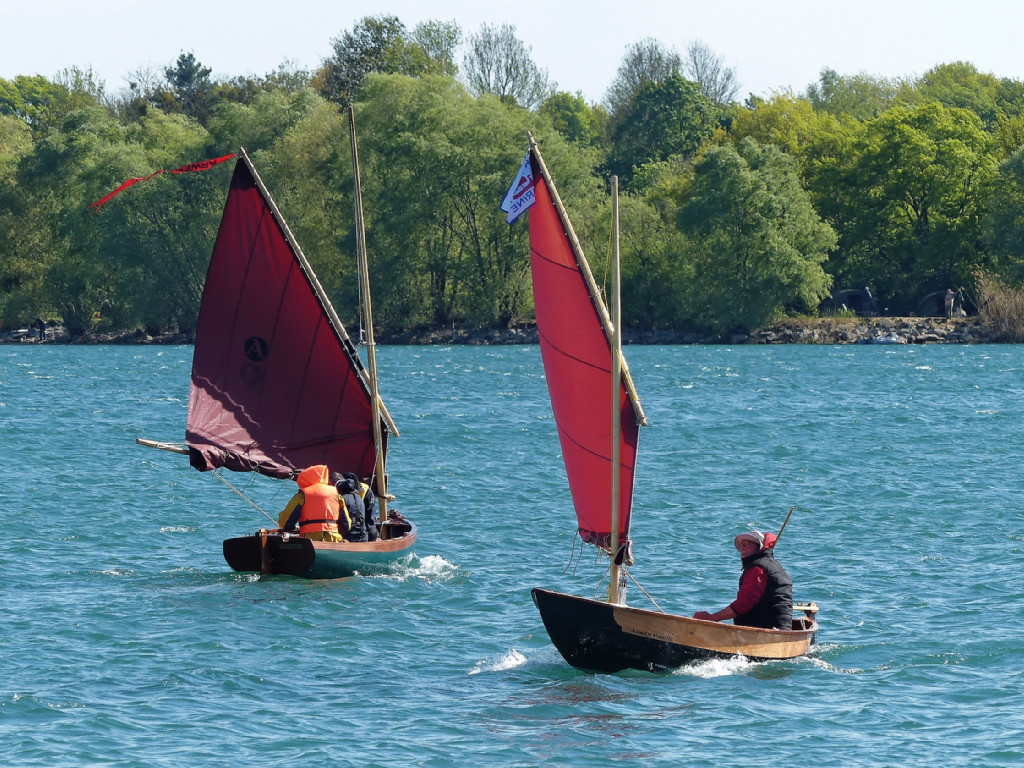 Marc se lance sur "Point-Virgule" avec deux &eacute;quipiers. Le Skerry arrive presque &agrave; planer dans les surventes. 