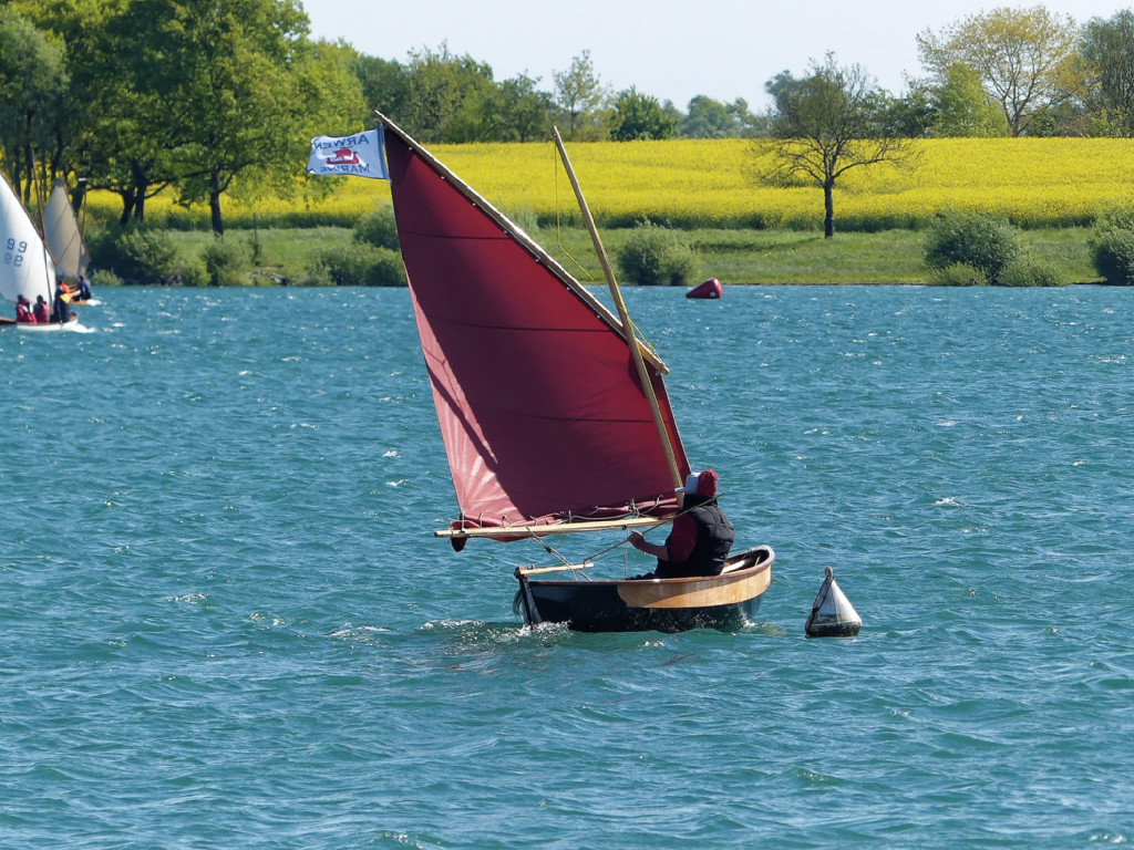 Ma doudoune noire est en fait une "aide &agrave; la flottabilit&eacute;" de 50 newtons, nettement pr&eacute;f&eacute;rable par ce temps &agrave; un gilet gonflable qui serait trop encombrant (gonfl&eacute;) pour redresser un bateau chavir&eacute; par exemple. 
