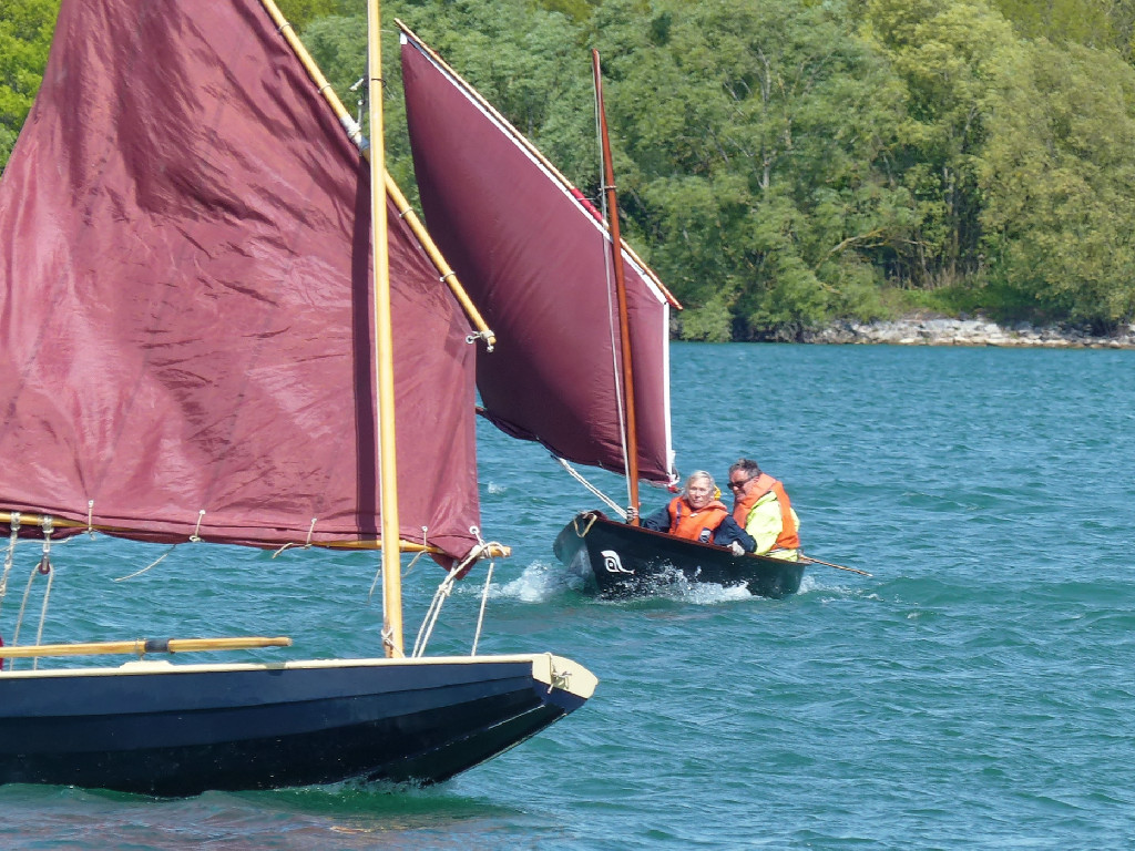 Sur "Na&iuml;ma", on a rentr&eacute; le foc et pris le ris, et la vague d'&eacute;trave montre que &ccedil;a marche !