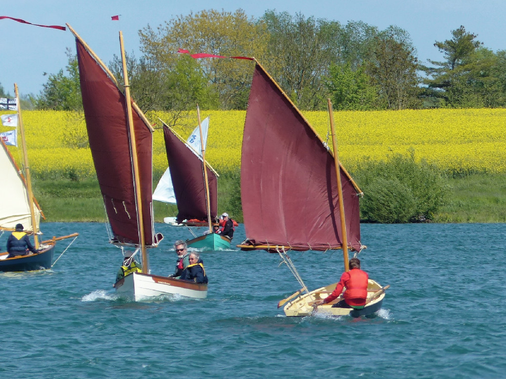 Quel traffic sur ce plan d'eau ! "Cotentin" croise "Mounouf", sur lequel Benoit a largu&eacute; un de ses deux ris, alors que Paul, derri&egrave;re, a gard&eacute; les deux. On aper&ccedil;oit l'avant "d'An Treizh" : Ronan a rang&eacute; le t&eacute;l&eacute;objectif et pris la barre ! 