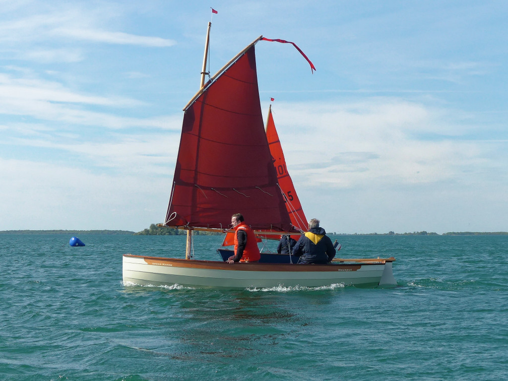 Cet étrange effet de voiles est le fait du Dinghy Mirror "Mussel" qui se trouve partiellement masqué derrière "Mounouf". 