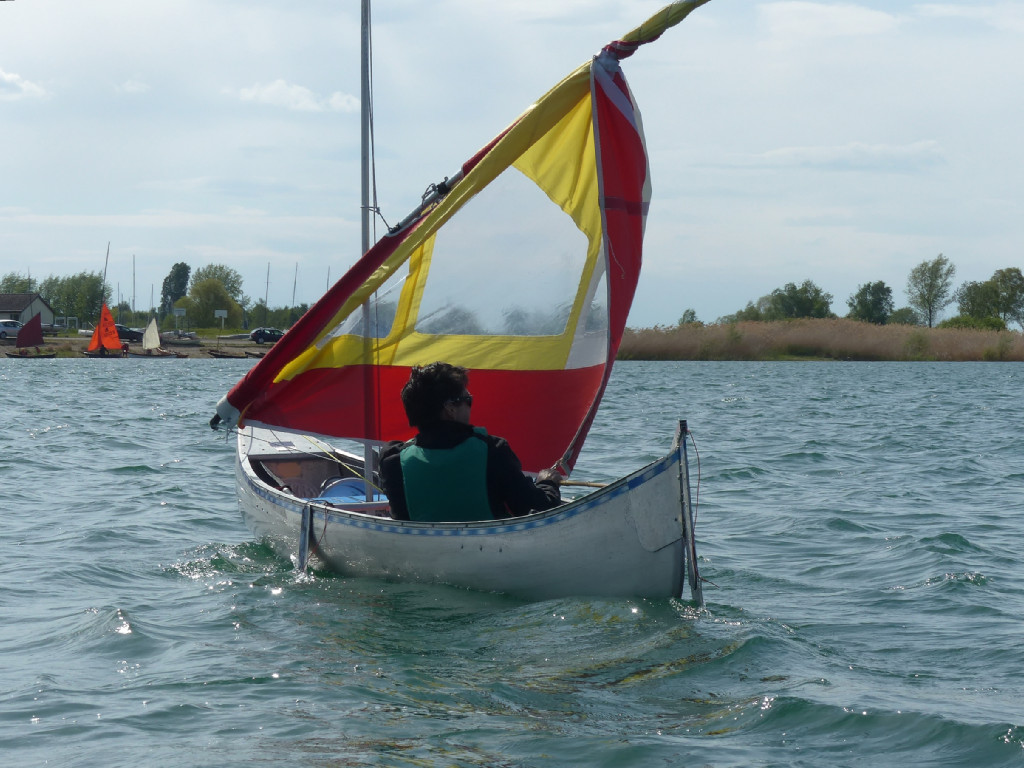 Marco ne chavire toujours pas avec son "Eolo", sur lequel il teste différentes façons de réduire la voile. 