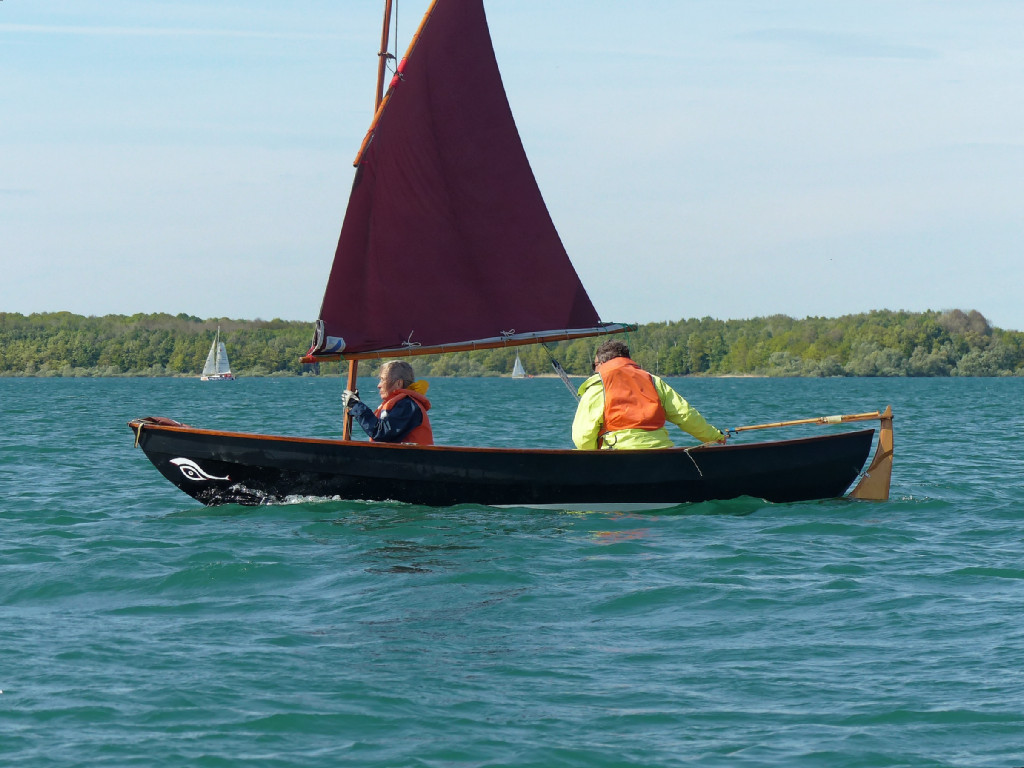 Image pr&eacute;monitoire : Claude tient le m&acirc;t le "Na&iuml;ma" alors que celui-ci va casser le lendemain juste au-dessus des taquets de drisses. 