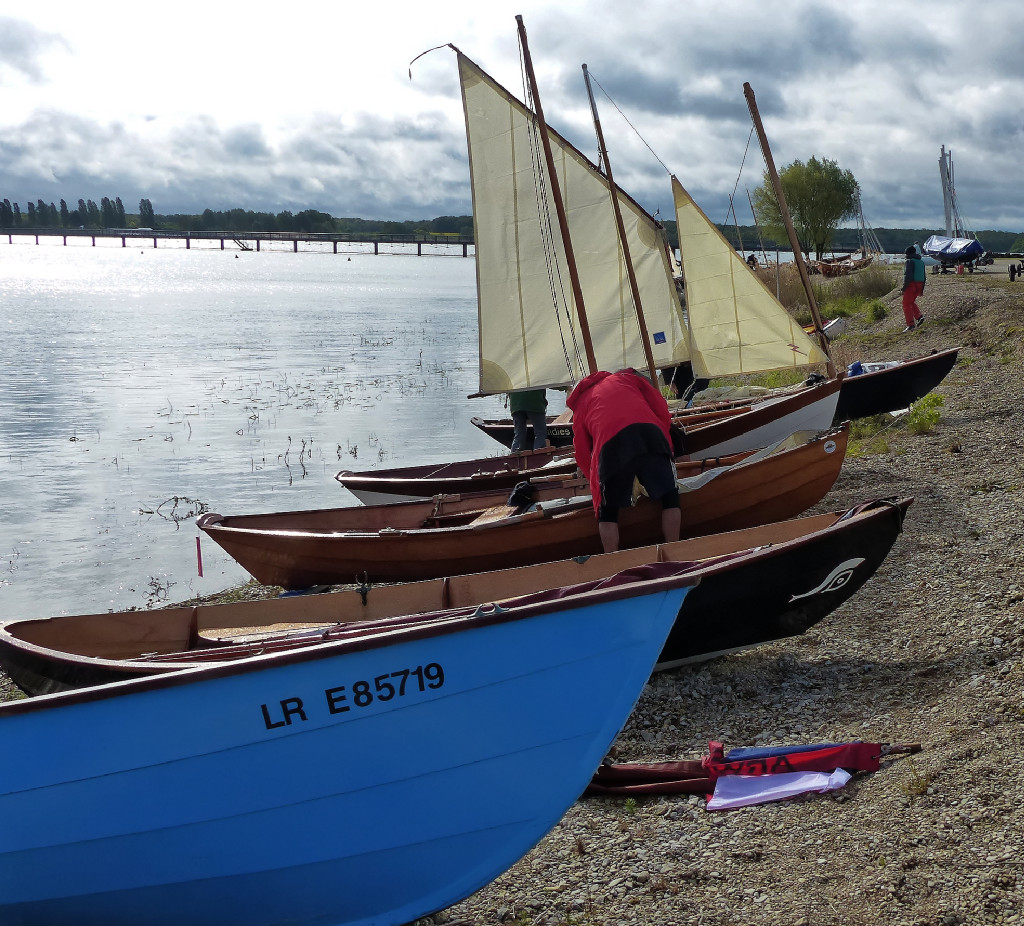 On se pr&eacute;pare &agrave; sortir, bien que le ciel soit peu engageant, et nous recevrons en effet quelques gouttes.