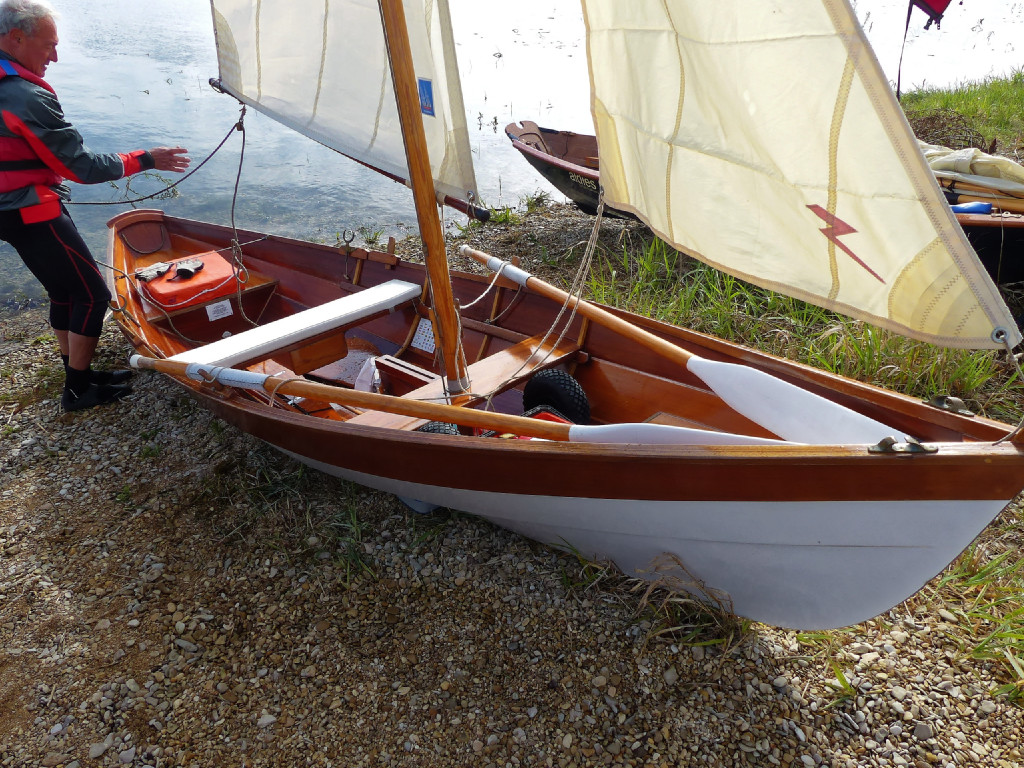 Jean-François a gréé son foc et sa petite grand-voile (il a fait faire une GV "normale" et une seconde qui correspond à la surface de la première arisée). 
