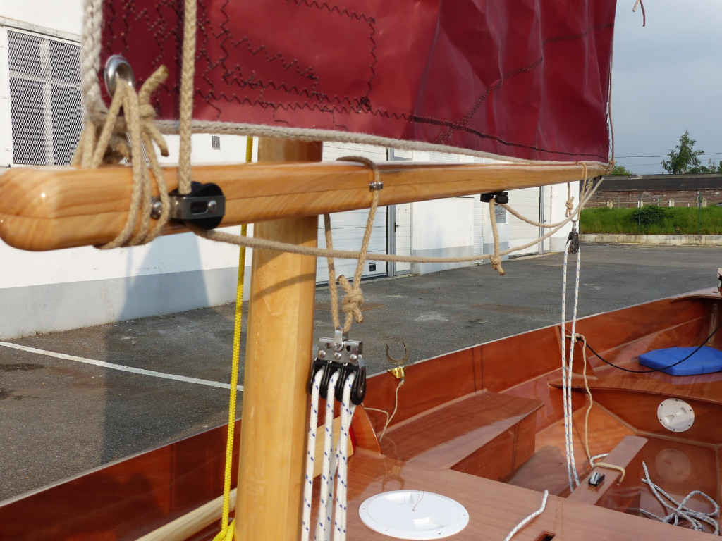 La bôme est équipée de 2 pontets, 3 poulies et 1 coinceur avec une bosse en continu pour le système de prise de ris rapide. Pour prendre le ris, on se met en panne tribord amure (voile sous le vent du mât afin de limiter les frictions), écoute larguée. On largue le palan d'amure, on choque 75 cm de drisse, on réamarre la drisse, on embraque la bosse de ris jusqu'à arriver en butée, on étarque le palan d'amure et on repart. On peut optionnellement nouer les hanets de ris. 