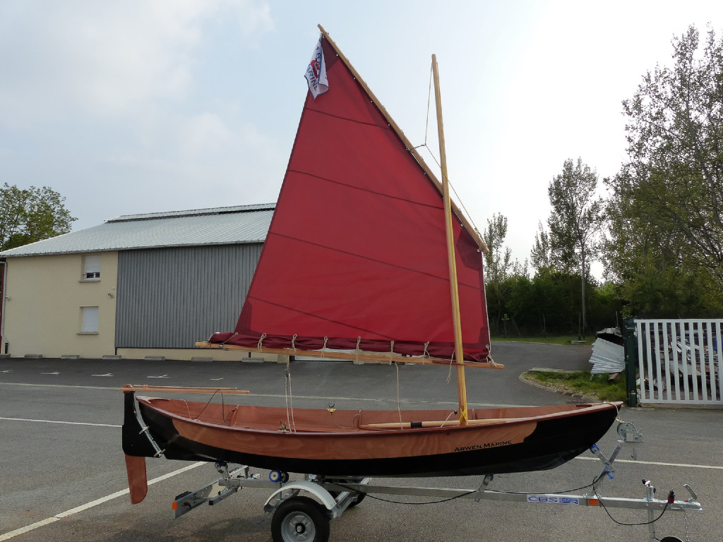 Cette photo d'un autre Skerry équipé de la même voile (6.10 m2) montre comment la vergue s'établit relativement au mât : on voit que le capelage à mi-envergure se place un peu en arrière, et de la moitié on revient au tiers (comme le nom de cette voile, finalement...) Sur ce gréement on voit aussi que j'ai utilisé un demi encornat au lieu du bêleur (ah, je n'avais pas précenu qu'il y aurait une interro-surprise ?) 