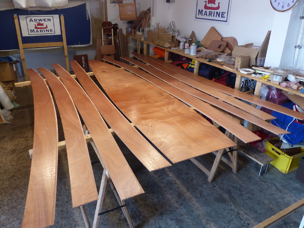 Entre ces navigations et ces anniversaires, j'ai commenc&eacute; la construction d'un PassageMaker Dinghy en version aviron seul, qui naviguera en Manche &agrave; Ouistreham. Ici, on voit que je viens de passer la couche d'impr&eacute;gnation &eacute;poxy. 