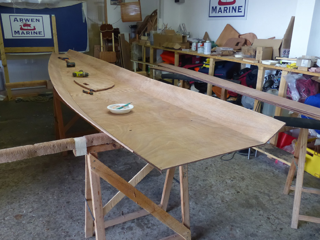 Puis je d&eacute;marre la couture de la coque : ici, je viens de coudre les deux bord&eacute;s 1 le long de la sole. 