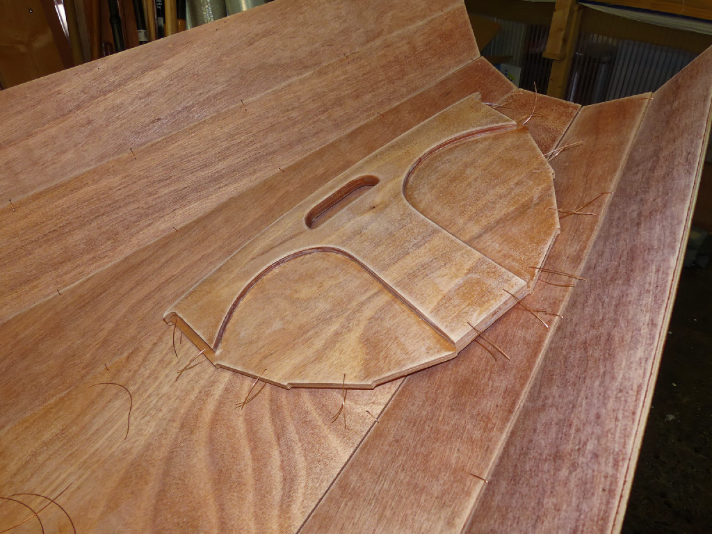 Voici la marotte, que je viens de garnir de toutes ses sutures. J'attendrai cependant pour la mettre en place, tout comme le tableau arri&egrave;re, d'avoir cousu les bord&eacute;s 4.