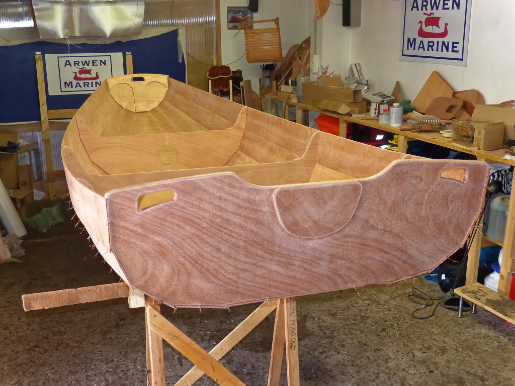 Et voila le tableau et la marotte en place, c'est termin&eacute; pour la couture ! 