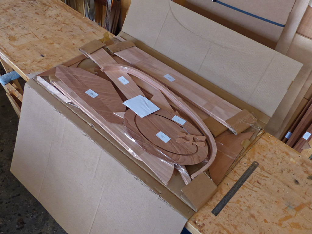 Pour f&ecirc;ter &ccedil;a, j'ouvre un tout petit kit : la r&egrave;gle en m&eacute;tal &agrave; droite fait 30 cm de longueur ! Il s'agit d'un kit de Wood Duckling (Duckling signifie caneton en anglais), un kayak pour enfant qui fait 8 pieds de long, soit 244 cm. Cela fait longtemps que je voulais en construire un, car c'est presque comme une maquette de kayak et je connais quelques petits-enfants que cela va bien amuser cet &eacute;t&eacute; ! 