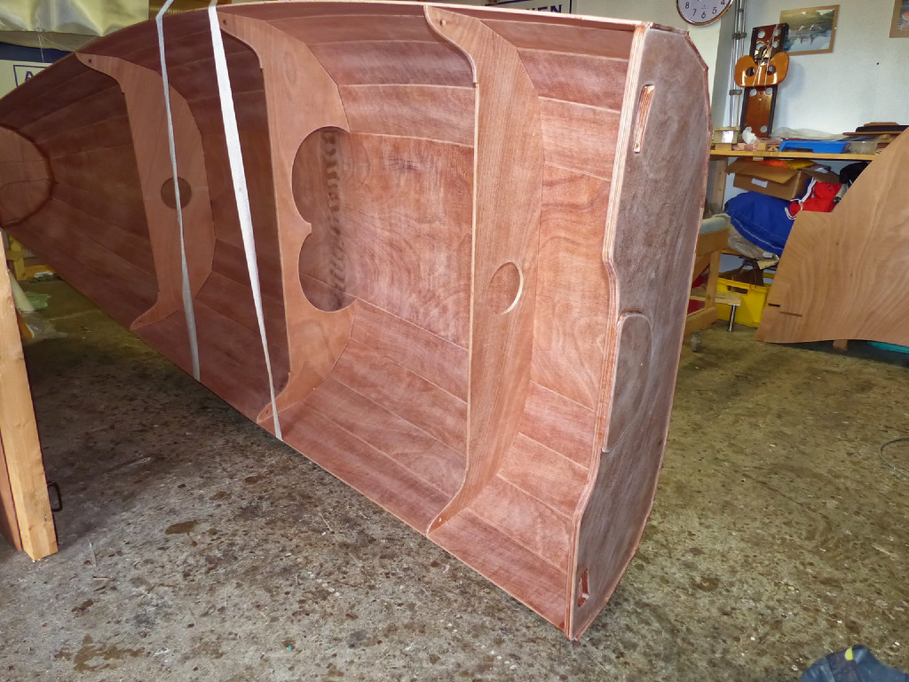 J'ai tout juste la hauteur pour tourner la coque, le coin arri&egrave;re b&acirc;bord touche le sol. 