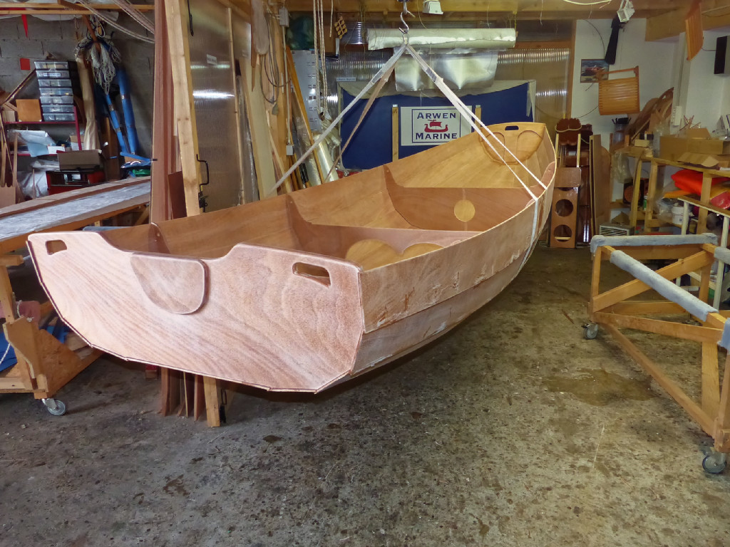 Et hop ! comme dit Achille Talon. Voila la coque retourn&eacute;e, plus qu'&agrave; la reposer sur le chariot que l'on aper&ccedil;oit &agrave; droite de l'image. 