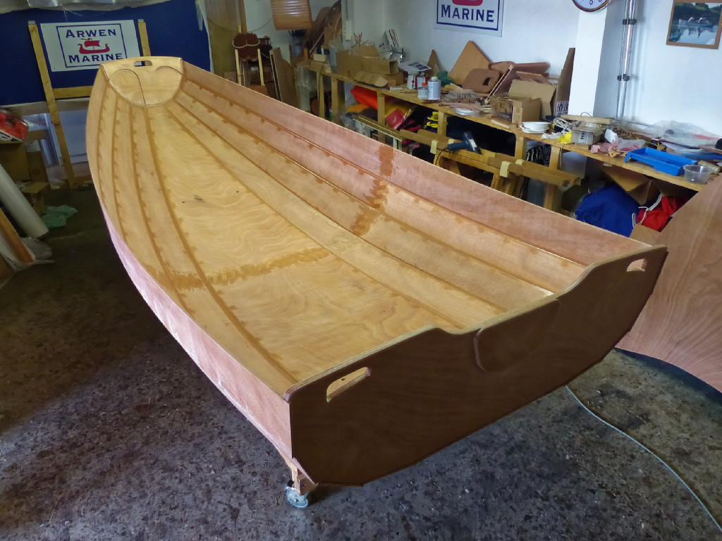 Je coupe ensuite toutes les sutures tenant les trois cloisons sur l'int&eacute;rieur du bordage et je les d&eacute;pose, puis je fais le second collage, sur l'int&eacute;rieur de la coque. Les taches "mouill&eacute;es" par l'&eacute;poxy montrent que j'ai aussi bouch&eacute; tous les trous des sutures et "recharg&eacute;" le collage des joints-puzzle. 