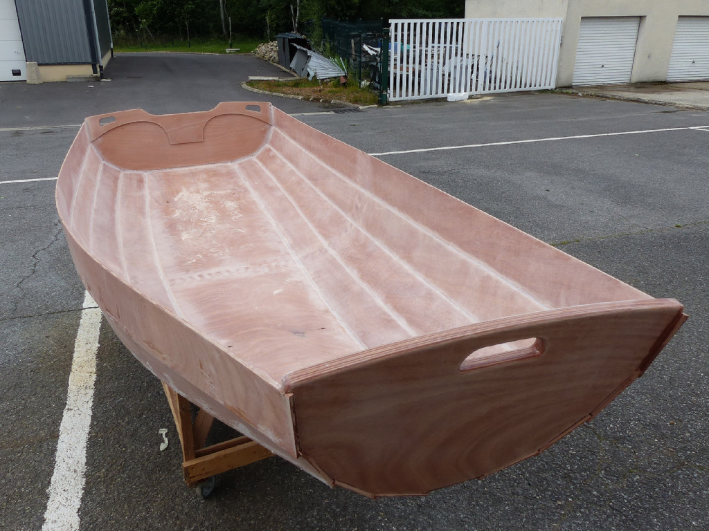 Cette seconde photo, prise &agrave; la m&ecirc;me focale mais l&eacute;g&egrave;rement de c&ocirc;t&eacute; sur l'avant donne une toute autre id&eacute;e du volume de la coque... 