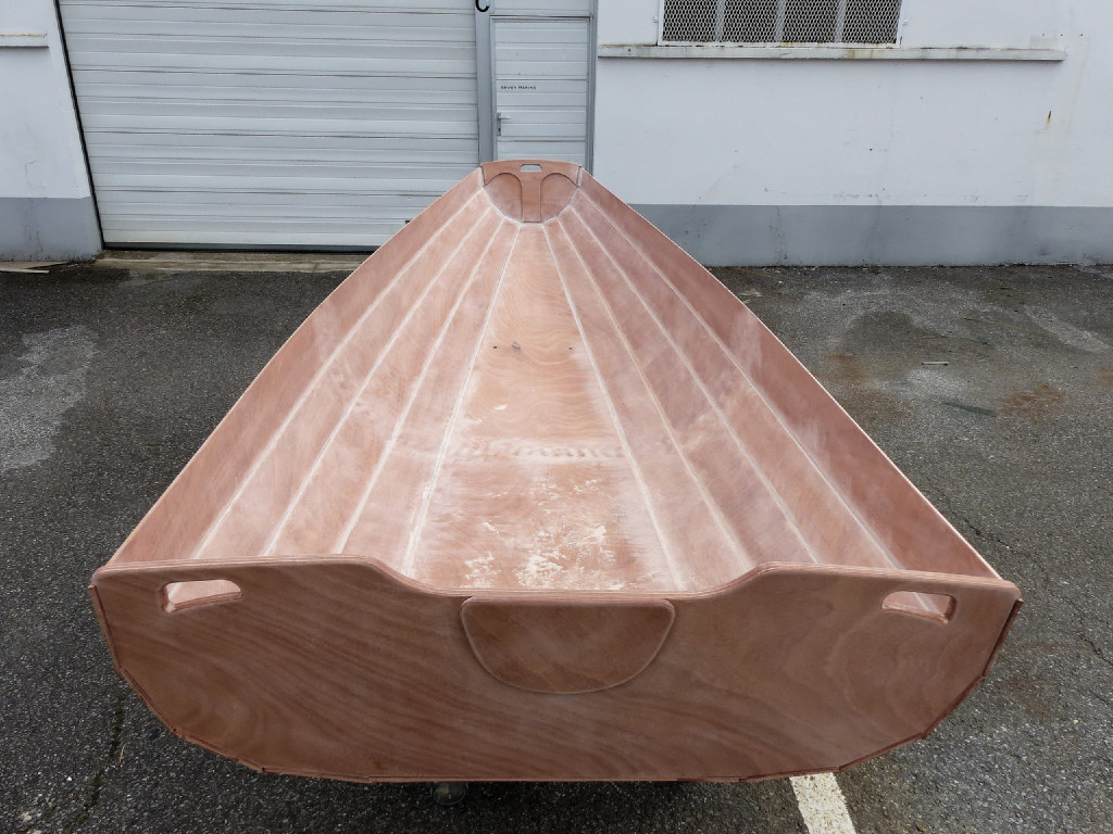 Je sors le PassageMaker Dinghy pour poncer la surface int&eacute;rieure de la coque. En augmentant l'importance du premier plan, la d&eacute;formation de l'objectif grand angle de mon appareil photo donne une forme presque triangulaire &agrave; la coque ! 